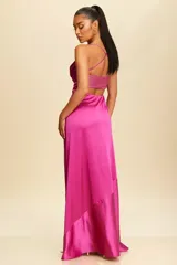 Vestido largo de satén color champagne, con breteles finos y escote drapeado con detalle de tachas doradas. Presenta tajo lateral alto.