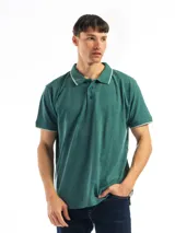 Remera polo verde con cuello y mangas con borde blanco, confeccionada en algodón.