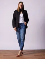 Campera negra capitoneada marca Gallery, con cierre central, bolsillos frontales con cierre, cintura con cinto de ajuste regulable y forro interno a tono.