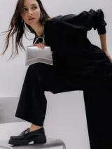 Buzo negro de cuello redondo con bolsillo cargo en la manga. Confeccionado en tejido reciclado con elasticidad.