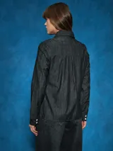 Camisa celeste de manga larga con cuello clásico y cierre con botones. Confeccionada en denim.