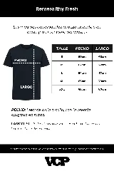 Remera color crema de corte oversize, con cuello redondo y mangas cortas. Estampa frontal con texto en color borgoña.