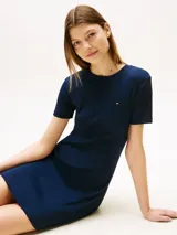 Vestido corto azul marino de algodón, corte slim y cuello redondo.