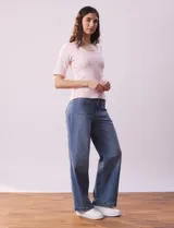 Remera rosa de tejido rib, con cuello redondo y manga corta.