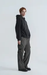 Pantalón cargo gris de corderoy, de corte recto con seis bolsillos.