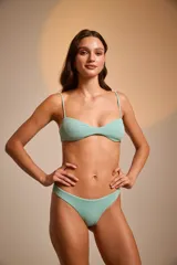 Top de bikini acanalado color ladrillo, con breteles finos.