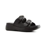 Sandalias negras de plataforma con dos tiras anchas sobre el empeine, ajustables con hebillas metálicas plateadas.