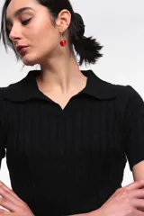 Top tejido de punto color lila con cuello polo y mangas cortas.