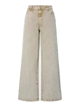 Pantalón jean color arena, de tiro medio, corte wide leg y calce regular. Confeccionado en denim 100% algodón, con diseño clásico de cinco bolsillos y cierre de botón y cremallera.