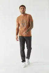 Remera de hombre con arte estampado en el pecho, manga corta y escote redondo, de fit regular.