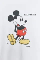 Camiseta blanca de algodón con cuello redondo y mangas cortas con ribete azul. Estampado frontal de Mickey Mouse y texto 'California'.