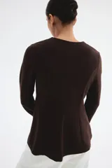 Blazer marrón entallado de punto interlock pesado con cuello redondo y botones forrados hasta la cintura creando un leve corte acampanado. Costuras princesa adelante y atrás para estilizar la silueta.