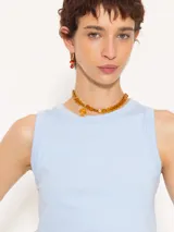 Musculosa marrón de algodón pima, corte ajustado y cuello redondo.