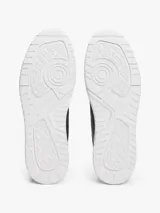 Zapatillas urbanas Tommy Hilfiger color azul marino, con suela blanca, confeccionadas en piel sintética con paneles texturizados y logo de la marca en el lateral.