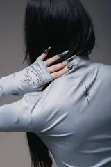 Polera manga larga gris con cuello alto.