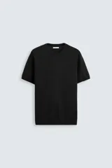 Camiseta negra de punto con mezcla de viscosa, corte regular fit, cuello redondo, manga corta y terminaciones en rib.