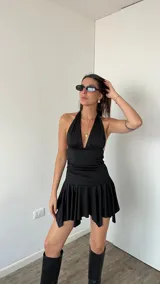 Vestido corto marrón con escote halter y falda con volados.