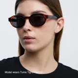 Gafas de sol unisex con montura carey geométrica, lentes polarizadas negras con protección UV400, varillas sobresalientes y diseño retro-chic.
