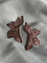 Par de aros colgantes con forma de flor color bronce con borde de strass y gancho de acero quirúrgico.