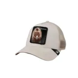 Gorra de béisbol Goorin Bros color crema con paneles de malla en la parte trasera y parche frontal con un oso y la palabra "Murder".