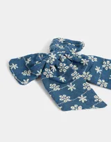 Hebilla francesa para el pelo con moño grande de denim bordado con flores blancas.