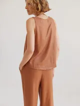 Musculosa color crema de lino, con escote en V y corte holgado.
