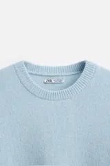 Jersey celeste de cashmere y lana, de corte relajado, cuello redondo y manga larga con terminaciones en rib.