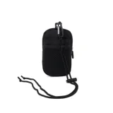 Bandolera mini negra de poliéster con correa regulable, acceso con cierre, un compartimento, un bolsillo interno con cierre y dos bolsillos externos abiertos.