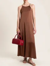Vestido largo color marrón, con escote halter y tirantes finos.