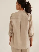 Camisa clásica rosada de lino con cuello mao y volados.