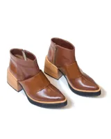 Botines de cuero color marrón con cierre lateral, punta fina y taco de madera.