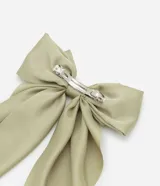 Pinza para el pelo con forma de lazo color verde oliva, confeccionada en poliéster.