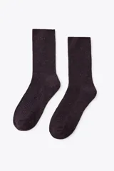 Calcetines altos color morado oscuro con hilo metalizado dorado y textura acanalada.