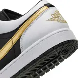 Championes Air Jordan 1 Low, color negro, blanco y azul, con suela blanca y logo de Nike en el lateral.