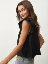 Blusa negra de satén con escote en V y detalle de encaje en el escote.