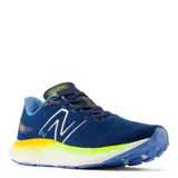 Championes de running New Balance azules con detalles en amarillo y blanco, con tecnología Fresh Foam.