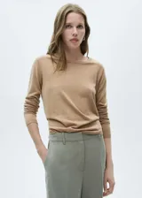 Sweater de punto fino color beige, con cuello redondo y mangas largas.