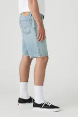 Bermuda de jean celeste con lavado claro, corte relaxed y ruedo desflecado.