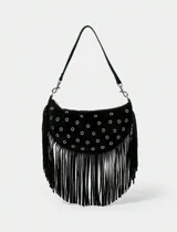 Bolso bandolera negro con tachas y flecos largos.