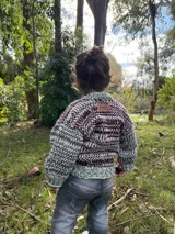 Sweater tejido a mano con doble hilado de lana merino color marrón, blanco y verde.
