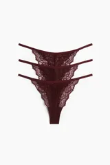 Pack de tres bombachas tipo tanga de encaje color borgoña, con laterales finos y refuerzo interior.