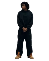 Conjunto deportivo negro, compuesto por un buzo con capucha y bolsillo canguro, y un pantalón de jogging. Ambas prendas tienen estampado puff en el pecho/muslo con el logo de la marca.