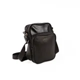 Bandolera negra de cuero con correa ajustable, cierre superior y bolsillo externo con cierre. Incluye bolsillo interno y logo de la marca grabado en el frente.