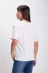 Remera blanca de algodón con cuello redondo y mangas cortas. Presenta un pequeño estampado de un corazón con rayos en el lado izquierdo del pecho.