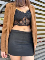 Minifalda negra de corte ajustado.