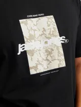 Remera negra de manga corta y cuello redondo con estampado rectangular con diseño abstracto en tonos beige y blanco.