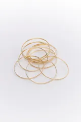 Set de pulseras doradas tipo brazalete.