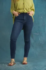 Pantalón de jean skinny azul oscuro, de tiro alto y corte ajustado.