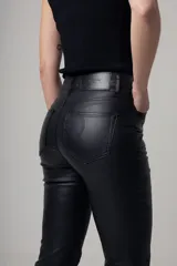 Pantalón Oxford tiro alto de eco cuero color borgoña, corte al cuerpo.