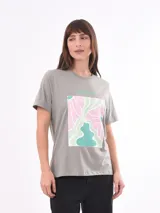 Remera negra de algodón con cuello redondo y mangas cortas. Estampado frontal con la frase "World Tour Vacation State of Mind" en letras de colores y un pequeño dibujo de una palmera.